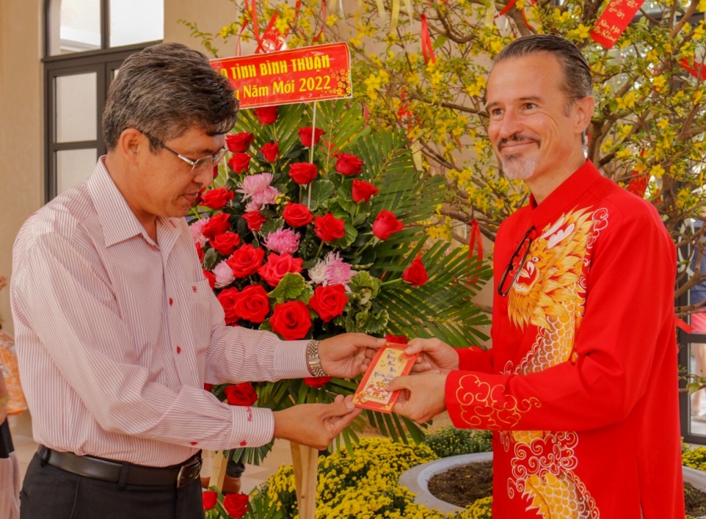  Phó Chủ tịch UBND tỉnh Bình Thuận Nguyễn Minh (bên trái) chúc tết doanh nghiệp du lịch